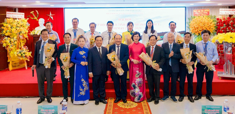 Lãnh đạo UBND tỉnh Bình Phước, Cục Du lịch quốc gia Việt Nam và chủ tịch Hiệp hội Du lịch Việt Nam tặng hoa chúc mừng Ban chấp hành Hiệp hội Du lịch tỉnh Bình Phước, nhiệm kỳ 2023-2028 - Ảnh: AN BÌNH Lãnh đạo UBND tỉnh Bình Phước, Cục Du lịch quốc gia Việt Nam và chủ tịch Hiệp hội Du lịch Việt Nam tặng hoa chúc mừng Ban chấp hành Hiệp hội Du lịch tỉnh Bình Phước, nhiệm kỳ 2023-2028 - Ảnh: AN BÌNH