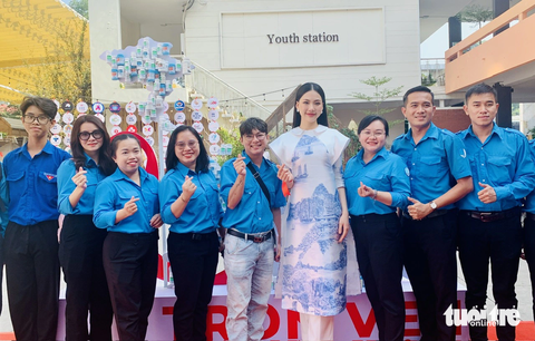 Bùi Quỳnh Hoa chụp hình lưu niệm với các bạn trẻ - Ảnh: HOÀI PHƯƠNG Bùi Quỳnh Hoa chụp hình lưu niệm với các bạn trẻ - Ảnh: HOÀI PHƯƠNG