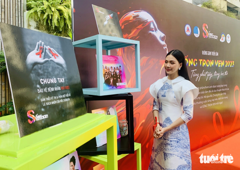 Hoa hậu Bùi Quỳnh Hoa tham quan triển lãm tại ngày hội Sống trọn vẹn 2023 - Ảnh: HOÀI PHƯƠNG Hoa hậu Bùi Quỳnh Hoa tham quan triển lãm tại ngày hội Sống trọn vẹn 2023 - Ảnh: HOÀI PHƯƠNG