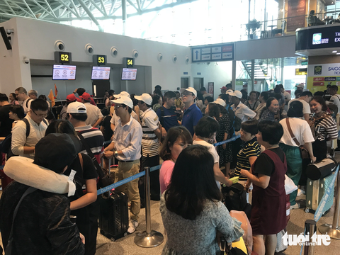 Ga quốc tế sân bay Đà Nẵng hạn chế đưa tiễn vào khung giờ nào?- Ảnh 3. Nhiều người tiễn đưa người thân trước khi thực hiện các chuyến bay quốc tế - Ảnh: TRƯỜNG TRUNG