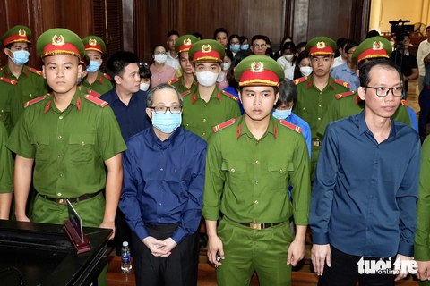 Tranh luận gay gắt về tội danh tham ô đối với cựu giám đốc Bệnh viện TP Thủ Đức- Ảnh 1. Cựu giám đốc Bệnh viện TP Thủ Đức (thứ 2 từ trái) cùng các đồng phạm nghe luận tội - Ảnh: HỮU HẠNH