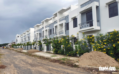 Toàn cảnh dự án 500 căn nhà không phép ở Đồng Nai khiến chủ tịch LDG bị bắt- Ảnh 5. Kết luận cũng xác định hơn 20 cá nhân liên quan sai phạm tại dự án khu dân cư Tân Thịnh. Trong đó, ông Hoàng Văn Dung, nguyên giám đốc Văn phòng Đăng ký đất đai tỉnh Đồng Nai - người ký xác nhận trên 5 giấy chứng nhận quyền sử dụng đất trên, bị đề nghị chuyển cơ quan điều tra làm rõ dấu hiệu tội hình sự - Ảnh: HÀ MI