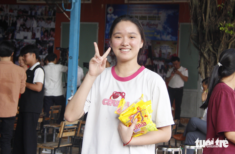 Dây kẹo dài nhất thế giới được tặng cho trẻ mái ấm- Ảnh 3. Bạn Huỳnh Tiểu Huyền (lớp 11), ở Trung tâm nhân đạo Quê Hương - Ảnh: CÔNG TRIỆU