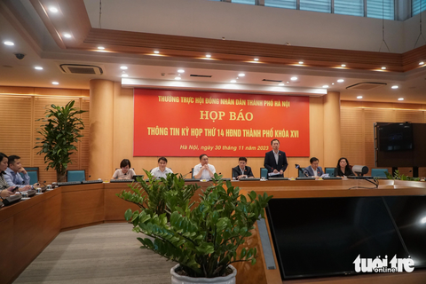 Hà Nội dành một ngày để chất vấn lãnh đạo TP, sở ngành- Ảnh 1. Toàn cảnh phiên họp báo chiều 30-11 - Ảnh: PHẠM TUẤN