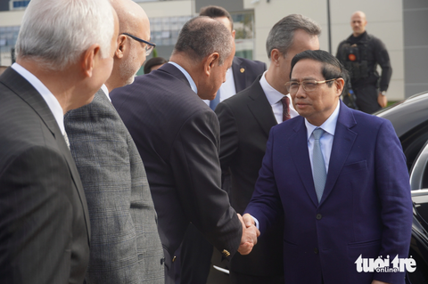 Thăm Tập đoàn Hàng không Vũ trụ Thổ Nhĩ Kỳ, Thủ tướng đề nghị hợp tác công nghiệp quốc phòng- Ảnh 1. Các lãnh đạo của TAI ra cửa xe chào mừng Thủ tướng đến thăm trụ sở công ty - Ảnh: NGỌC AN