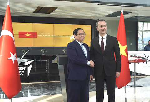 Thăm Tập đoàn Hàng không Vũ trụ Thổ Nhĩ Kỳ, Thủ tướng đề nghị hợp tác công nghiệp quốc phòng- Ảnh 2. Thủ tướng bắt tay với lãnh đạo Tập đoàn Hàng không Vũ trụ Thổ Nhĩ Kỳ (TAI) - Ảnh: NGỌC AN