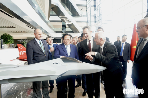 Thăm Tập đoàn Hàng không Vũ trụ Thổ Nhĩ Kỳ, Thủ tướng đề nghị hợp tác công nghiệp quốc phòng- Ảnh 3. Thủ tướng xem mô hình máy bay tại trụ sở Tập đoàn TAI - Ảnh: NGỌC AN