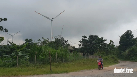 Cấp đất một đàng, dự án điện gió lại xây dựng trụ tua bin một nẻo- Ảnh 2. Những trụ tua bin gió được chủ đầu tư xây dựng trên đất mua lại của dân - Ảnh: QUỐC NAM