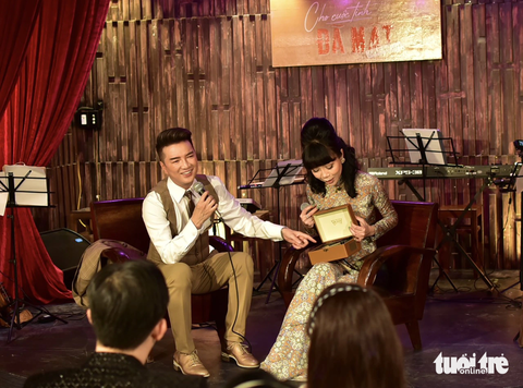 Đàm Vĩnh Hưng giới thiệu album đặc biệt là mô hình máy hát đĩa than thu nhỏ - Ảnh: T.T.D. Đàm Vĩnh Hưng giới thiệu album đặc biệt là mô hình máy hát đĩa than thu nhỏ - Ảnh: T.T.D.