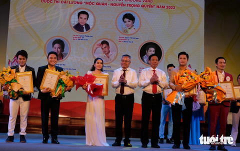 Ông Nguyễn Đăng Chương (thứ 4 từ trái qua), phó chủ tịch Hội Nghệ sĩ sân khấu Việt Nam và ông Nguyễn Thực Hiện, phó chủ tịch UBND thành phố Cần Thơ (thứ 5 từ trái qua) trao huy chương vàng cho các thí sinh - Ảnh: LINH ĐOAN Ông Nguyễn Đăng Chương (giữa), phó chủ tịch Hội Nghệ sĩ sân khấu Việt Nam và ông Nguyễn Thực Hiện, phó chủ tịch UBND thành phố Cần Thơ (thứ 5 từ trái qua) trao huy chương vàng cho các thí sinh - Ảnh: LINH ĐOAN