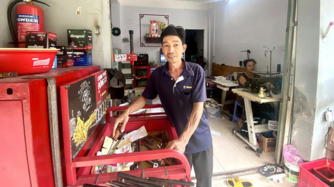 1.800 hộ tái định cư ở Đà Nẵng bất ngờ bị thu tiền thuê nhà- Ảnh 1. Sau khi nhà bị giải tỏa, suốt 10 năm, ông Kiều Quốc Tường (phòng 106 khu 1A chung cư Phong Bắc, quận Cẩm Lệ, Đà Nẵng) vừa sửa xe, vừa may vá nuôi con ăn học, nay ông lo lắng với tiền thuê nhà - Ảnh: TRƯỜNG TRUNG