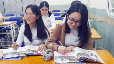Thi tốt nghiệp THPT từ năm 2025: Học sinh sẽ chọn môn thi nào?- Ảnh 1. Học sinh lớp 11 Trường THPT Lê Quý Đôn, quận 3, TP.HCM trong giờ học môn tiếng Anh. Đây là lứa học sinh đầu tiên học chương trình giáo dục phổ thông 2018 từ lớp 10 và sẽ thi tốt nghiệp THPT với bốn môn - Ảnh: HOÀNG HƯƠNG