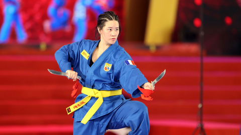 Giải vô địch Vovinam thế giới lần 7-2023: Lưu luyến ngày chia tay- Ảnh 1. Màn biểu diễn song đao của một nữ võ sĩ thuộc đoàn vovinam Pháp - Ảnh: N.K.