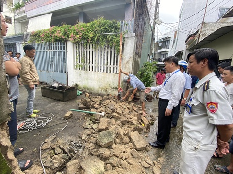 Gần 50 năm, một bức tường mới được đập bỏ- Ảnh 7. Bức tường đã được đập bỏ, hai kiệt không còn bị ngăn cách.