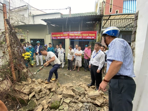 Gần 50 năm, một bức tường mới được đập bỏ- Ảnh 1. Lực lượng chức năng đập bỏ bức tường ngăn cách kiệt 211 và 225 Đống Đa.