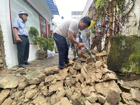 Gần 50 năm, một bức tường mới được đập bỏ- Ảnh 6. Lực lượng chức năng dùng khoan để đục bức tường.