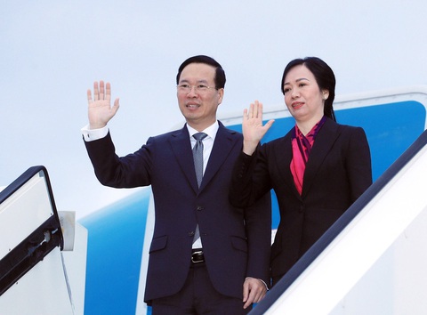 Chủ tịch nước về đến Hà Nội, mở ra thời kỳ hợp tác mới cho Việt Nam - Nhật Bản- Ảnh 1. Chủ tịch nước Võ Văn Thưởng và phu nhân vẫy tay chào đông đảo người Việt Nam, quan chức Nhật Bản ra tiễn tại sân bay Fukuoka ngày 30-11 - Ảnh: TTXVN