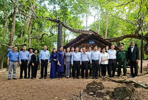 Bình Phước sẽ thu hút 4 triệu khách từ thế mạnh du lịch di tích lịch sử- Ảnh 2. Bình Phước kỳ vọng thu hút 4 triệu khách từ thế mạnh du lịch di tích lịch sử. Trong ảnh: du khách tham quan, chụp ảnh lưu niệm tại khu di tích lịch sử Căn cứ Tà Thiết (huyện Lộc Ninh, Bình Phước) - Ảnh: NAM HÀ