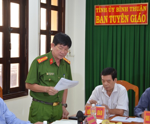 Vỡ hụi hàng trăm tỉ đồng ở Phan Thiết và chiêu hốt hụi tinh vi- Ảnh 1. Thượng tá Trần Long Khánh, trưởng Công an TP Phan Thiết, thông tin về các vụ vỡ hụi trên địa bàn - Ảnh: MAI THỨC
