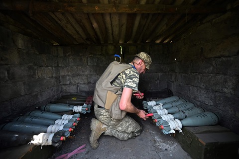 Ukraine khẳng định NATO không mệt mỏi vì chiến sự- Ảnh 1. Các nước nhỏ EU có thể gặp khó nếu khối này ngừng chương trình hỗ trợ chung cho Ukraine - Ảnh: POLITICO