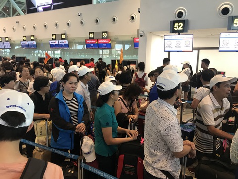 Ga quốc tế sân bay Đà Nẵng hạn chế đưa tiễn vào khung giờ nào?- Ảnh 1. Hành khách làm thủ tục lên máy bay ở nhà ga quốc tế sân bay Đà Nẵng (T2) - Ảnh: TRƯỜNG TRUNG