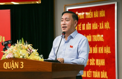 HĐND TP.HCM sẽ chất vấn ngẫu nhiên giám đốc sở tại kỳ họp cuối năm- Ảnh 1. Phó chủ tịch HĐND TP.HCM Phạm Thành Kiên thông tin tại buổi tiếp xúc cử tri - Ảnh: THẢO LÊ