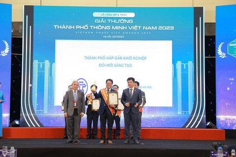 Hà Nội, TP.HCM, Đà Nẵng đoạt giải tại giải thưởng Thành phố thông minh Việt Nam- Ảnh 2. Giám đốc Sở Thông tin và Truyền thông Hà Nội Nguyễn Việt Hùng đại diện TP Hà Nội nhận giải thưởng TP thông minh Việt Nam 2023 - Ảnh: BTC