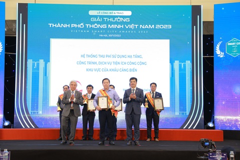 Hà Nội, TP.HCM, Đà Nẵng đoạt giải tại giải thưởng Thành phố thông minh Việt Nam- Ảnh 3. Đại diện TP.HCM nhận giải thưởng với ứng dụng thông minh - hệ thống thu phí sử dụng hạ tầng, công trình, dịch vụ tiện ích công cộng khu vực cửa khẩu cảng biển - Ảnh: BTC