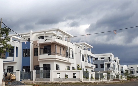 Xây gần 500 căn nhà trái phép ở Đồng Nai: Khởi tố, bắt giam chủ tịch HĐQT Công ty LDG- Ảnh 3. Mặc dù chưa hoàn thiện thủ tục cần thiết, chủ đầu tư đã cho xây dựng hoàn thiện hệ thống hạ tầng kỹ thuật đạt tỉ lệ khoảng 60% và xây dựng hoàn thiện phần thô - Ảnh: A LỘC