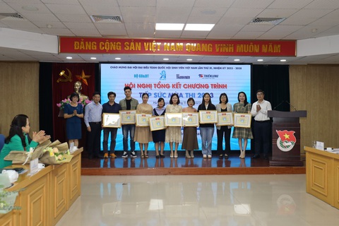 Huy động gần 37 tỉ đồng Tiếp sức mùa thi năm 2023- Ảnh 2. Trung ương Hội Sinh viên Việt Nam trao bằng khen cho các phóng viên đã có thành tích xuất sắc trong công tác triển khai chương trình Tiếp sức mùa thi năm 2023 - Ảnh: ĐỨC HIỆP