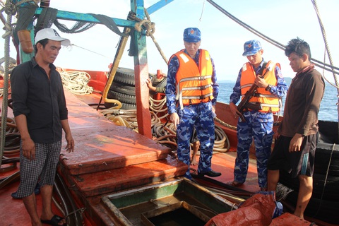 Vùng cảnh sát biển 4 cần tăng cường phòng chống tội phạm, vi phạm trên vùng biển Tây Nam- Ảnh 2. Cán bộ, chiến sĩ Vùng cảnh sát biển 4 bắt dầu DO trái phép trên biển - Ảnh: ĐÌNH NGÀ