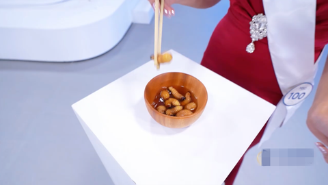 Á hậu Lệ Hằng 'hoảng hồn' thí sinh Miss Cosmo ăn đuông dừa- Ảnh 2. Thử thách thí sinh Miss Cosmo ăn đuông dừa sống