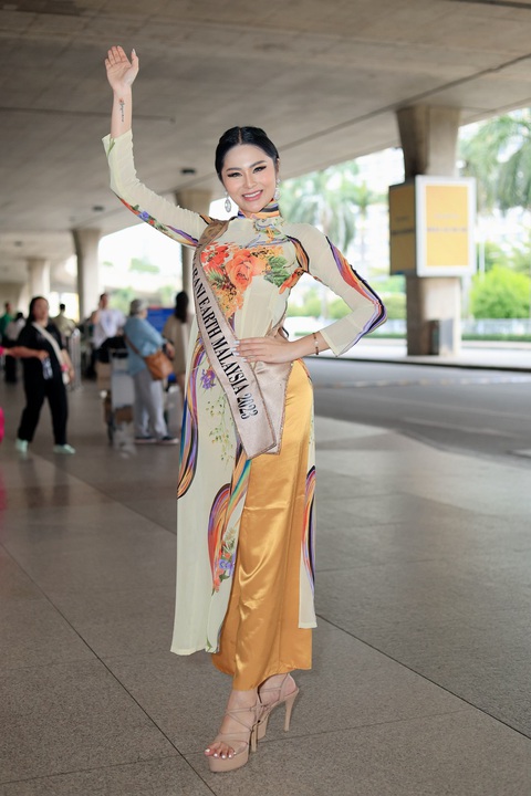 Dàn thí sinh Miss Earth 2023 diện áo dài khi đến Việt Nam- Ảnh 12. Dàn thí sinh Miss Earth 2023 diện áo dài khi đến Việt Nam- Ảnh 12.