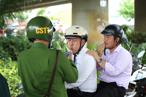 Tăng cường kiểm tra, xử lý vi phạm nồng độ cồn dịp Tết- Ảnh 1. Cảnh sát ở TP.HCM kiểm tra nồng độ cồn người tham gia giao thông - Ảnh: MINH HÒA