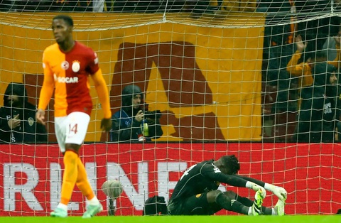 Onana sai lầm liên tục khiến Man United đang đà thắng biến thành hòa- Ảnh 3. Nhưng sai lầm của thủ môn Onana khiến mọi công sức của đồng đội đổ sông đổ bể - Ảnh: GETTY IMAGES