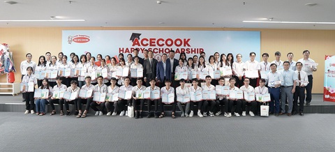 Acecook Happy Scholarship 2023: Hành trình trao hạnh phúc- Ảnh 2. Hình ảnh trao học bổng tại Tổng Công Ty Cổ Phần Acecook Việt Nam