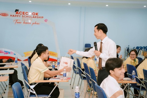 Acecook Happy Scholarship 2023: Hành trình trao hạnh phúc- Ảnh 3. Hình ảnh anh Nguyễn Thành Hưng giao lưu và chia sẻ với các bạn sinh viên