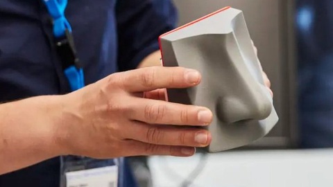 Mũi AI có khả năng phân biệt 1.000 tỉ mùi, ngăn ngừa ngộ độc thực phẩm- Ảnh 1. Các thiết bị cảm biến vừa vặn trong chiếc mũi điện tử được in bằng phương pháp 3D. Ảnh: bbc.com