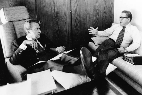 Cố tổng thống Mỹ Richard Nixon (trái) lắng nghe cố ngoại trưởng Henry Kissinger trên chuyến bay đến Bỉ năm 1974 - Ảnh: NBC NEWS Cố tổng thống Mỹ Richard Nixon (trái) lắng nghe cố ngoại trưởng Henry Kissinger trên chuyến bay đến Bỉ năm 1974 - Ảnh: NBC NEWS