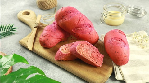 Ngoài mì tôm thanh long, còn món nào làm từ loại trái cây này?- Ảnh 1. Từ ý tưởng giải cứu nông sản, thị trường ẩm thực có thêm món bánh mì thanh long.