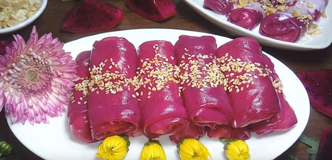 Ngoài mì tôm thanh long, còn món nào làm từ loại trái cây này?- Ảnh 6. Bánh cuốn/phở cuốn thanh long.