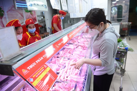 Dù giá heo hơi giảm mạnh nhưng giá bán lẻ thịt heo vẫn ở mức quá cao so với thu nhập của nhiều người tiêu dùng - Ảnh: QUANG ĐỊNH Dù giá heo hơi giảm mạnh nhưng giá bán lẻ thịt heo vẫn ở mức quá cao so với thu nhập của nhiều người tiêu dùng - Ảnh: QUANG ĐỊNH