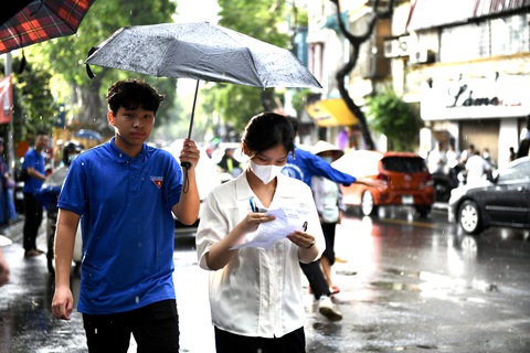 Huy động gần 37 tỉ đồng Tiếp sức mùa thi năm 2023- Ảnh 1. Tình nguyện viên hỗ trợ thí sinh trong kỳ thi tốt nghiệp THPT - Ảnh: NAM TRẦN