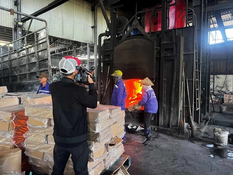 Tiêu hủy hơn 1,7 tấn chân gà, sau khi chủ tịch UBND TP Hải Phòng kiểm tra phát hiện- Ảnh 1. Cơ quan chức năng giám sát việc tiêu hủy hơn 1,7 tấn chân gà không đảm bảo vệ sinh an toàn thực phẩm - Ảnh: Sở Nông nghiệp và Phát triển nông thôn Hải Phòng