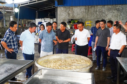 Tiêu hủy hơn 1,7 tấn chân gà, sau khi chủ tịch UBND TP Hải Phòng kiểm tra phát hiện- Ảnh 2. Lãnh đạo thành phố Hải Phòng tại buổi kiểm tra, phát hiện cơ sở chế biến chân gà không đảm bảo vệ sinh - Ảnh: ĐÀM THANH