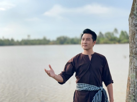 Ca sĩ Nguyễn Phi Hùng ngâm chân cả ngày trời trên cánh đồng nước nổi để quay MV Bài ca Đất phương Nam - Ảnh: NVCC Ca sĩ Nguyễn Phi Hùng ngâm chân cả ngày trời trên cánh đồng nước nổi để quay MV Bài ca đất phương Nam - Ảnh: NVCC