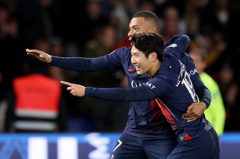Điểm tin thể thao sáng 4-11: Djokovic vào bán kết Paris Masters, PSG chiếm ngôi đầu Ligue 1 - Ảnh 1. Niềm vui của các cầu thủ PSG sau khi ghi bàn vào lưới Montpellier - Ảnh: REUTERS