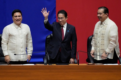Thủ tướng Nhật Bản Kishida Fumio (giữa) phát biểu trước Quốc hội Philippines ngày 4-11 - Ảnh: REUTERS Thủ tướng Nhật Bản Kishida Fumio (giữa) phát biểu trước Quốc hội Philippines ngày 4-11 - Ảnh: REUTERS