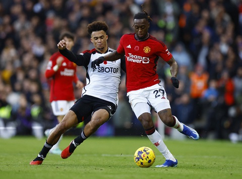 Man United thắng Fulham ở phút bù giờ, HLV Ten Hag được 'cứu' - Ảnh 2. Man United có chiến thắng sát nút trước Fulham - Ảnh: REUTERS