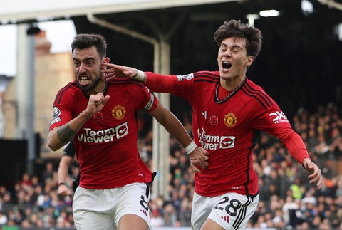 Man United thắng Fulham ở phút bù giờ, HLV Ten Hag được 'cứu' - Ảnh 1. Niềm vui của Bruno Fernandes (trái) sau khi ghi bàn thắng vào lưới Fulham - Ảnh: REUTERS